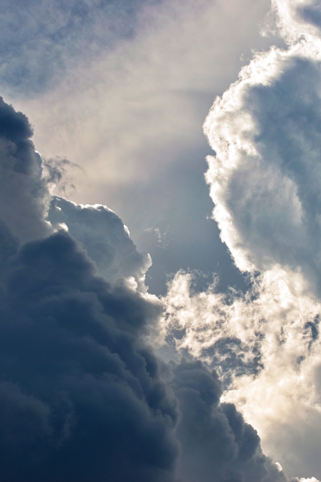 Солнце пробивается сквозь густые белые облака