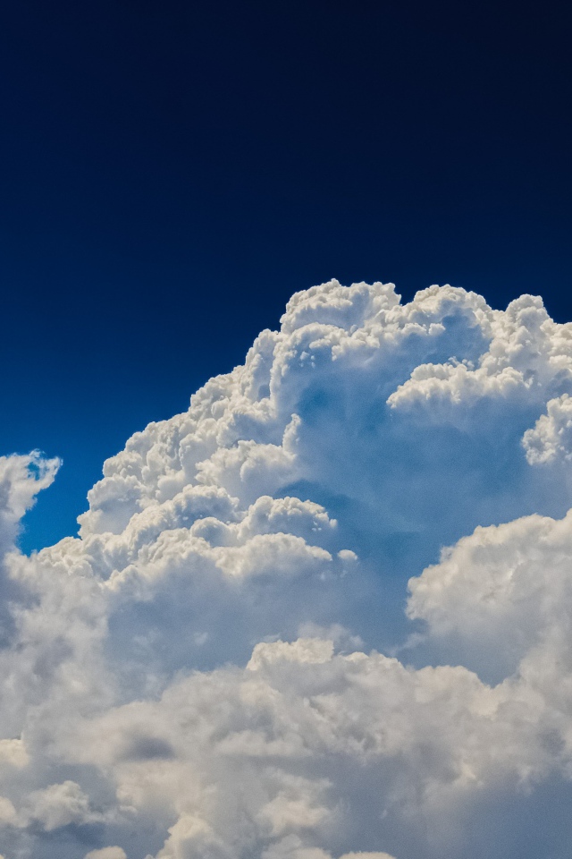 Густые белые облака в голубом небе 