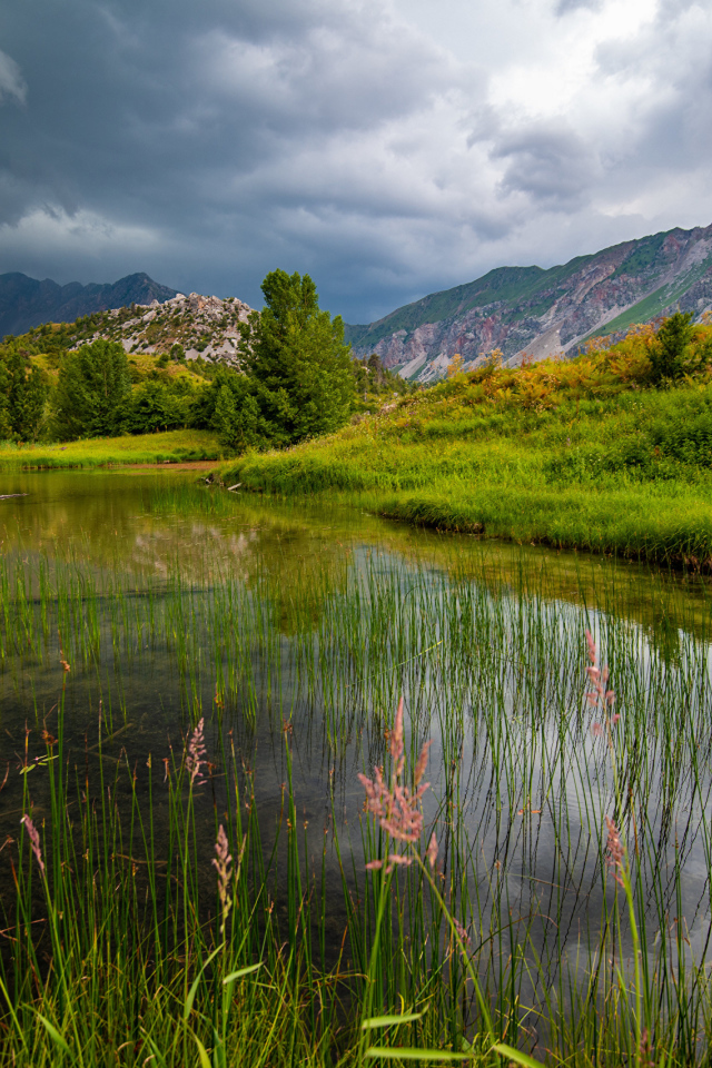 Грозовые облака над рекой в горах 