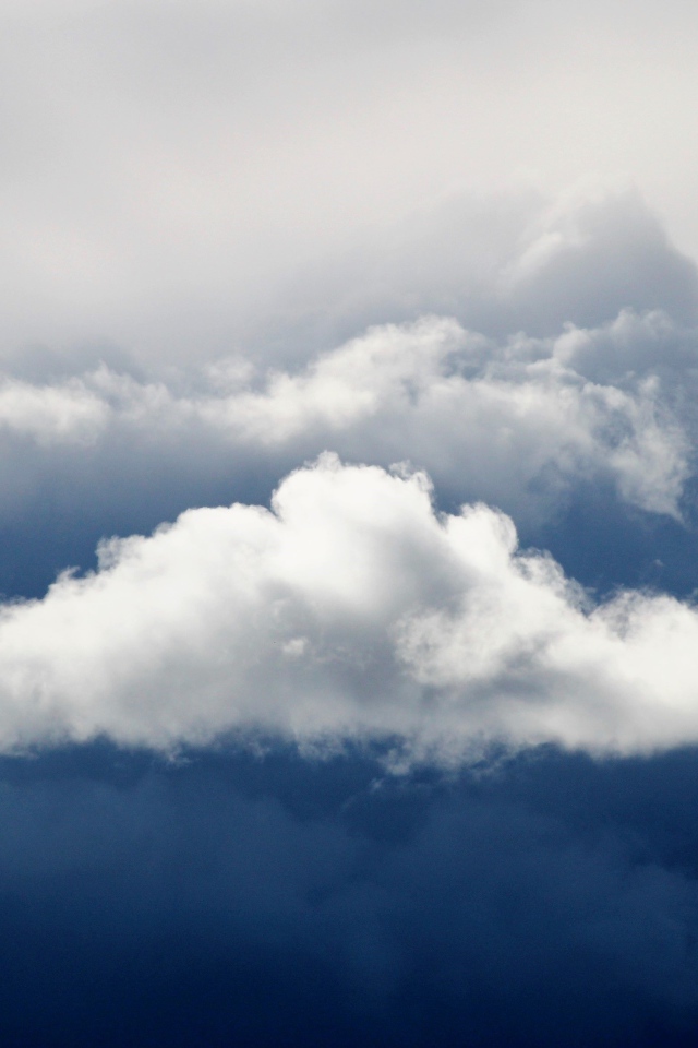 Белые облака в грозовом небе 