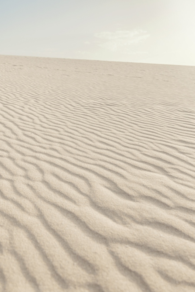 Красивый волнистый белый песок в пустыне