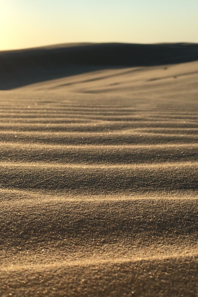 Золотистый песок в пустыне волнами