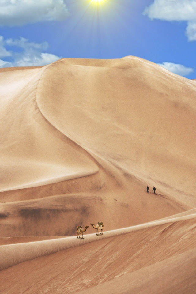 Высокая песчаная дюна под голубым небом 