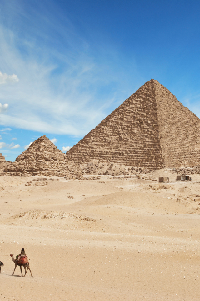Старые пирамиды под голубым небом