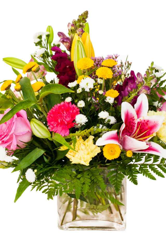 Красивый букет в стеклянной вазе на белом фоне