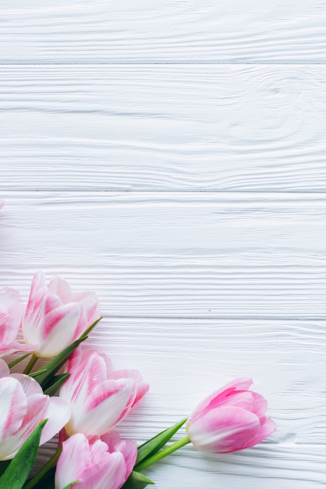 Красивый букет розовых тюльпанов на столе