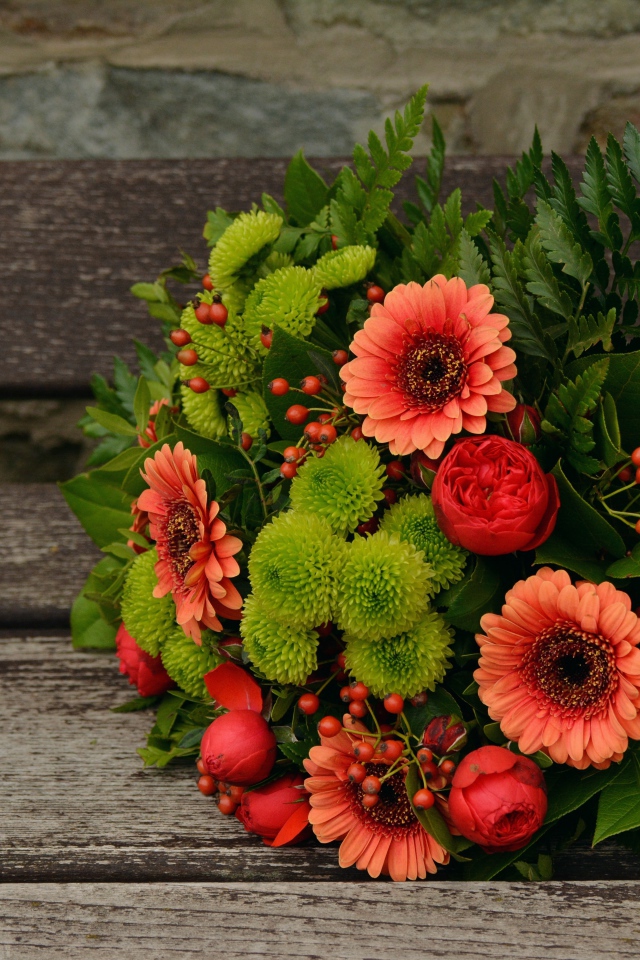 Красивый букет на деревянной лавке