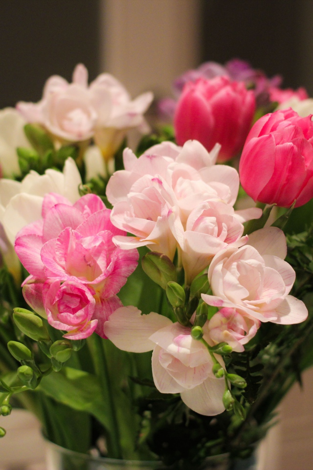 Красивый нежный весенний букет в вазе