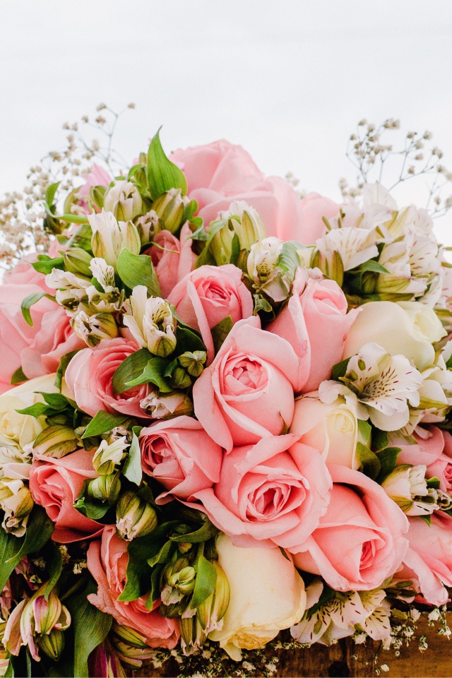 Красивый розовый свадебный букет