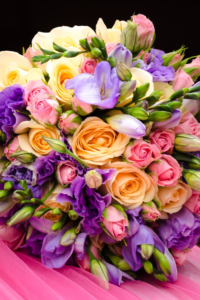 Красивый свадебный букет лежит на розовой ткани