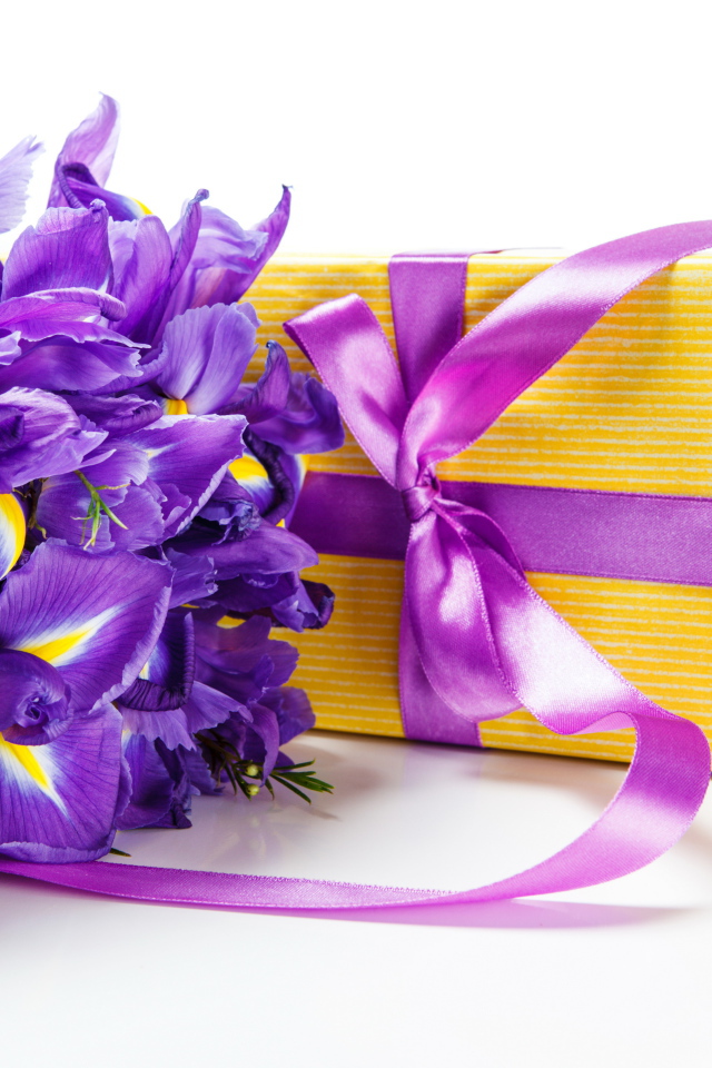 Букет цветов ириса на столе с подарком