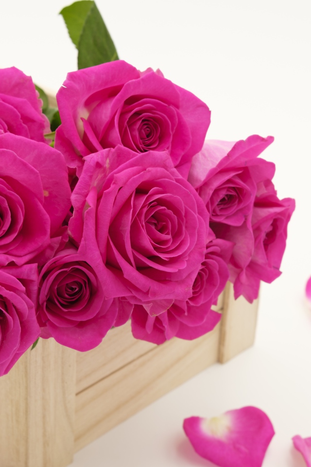 Букет розовых роз в деревянном ящике