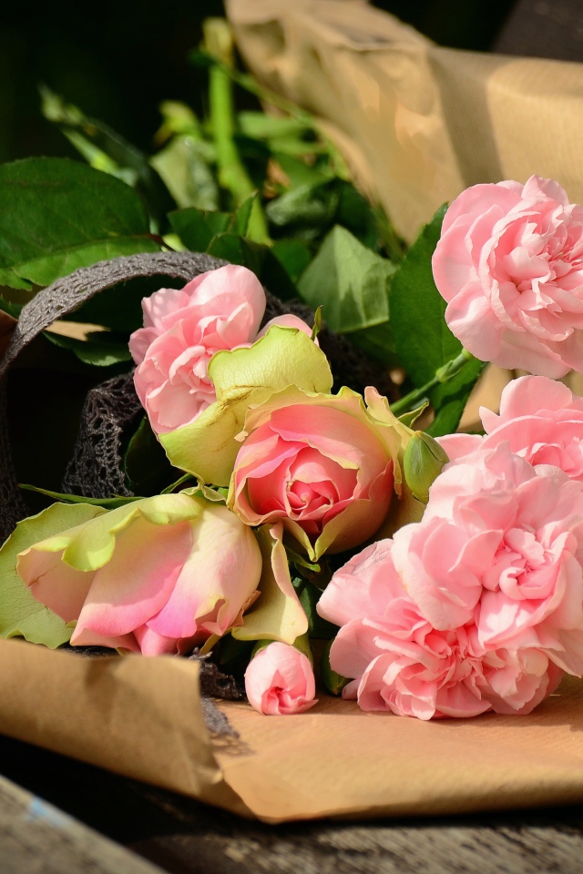 Букет розовых роз в бумаге