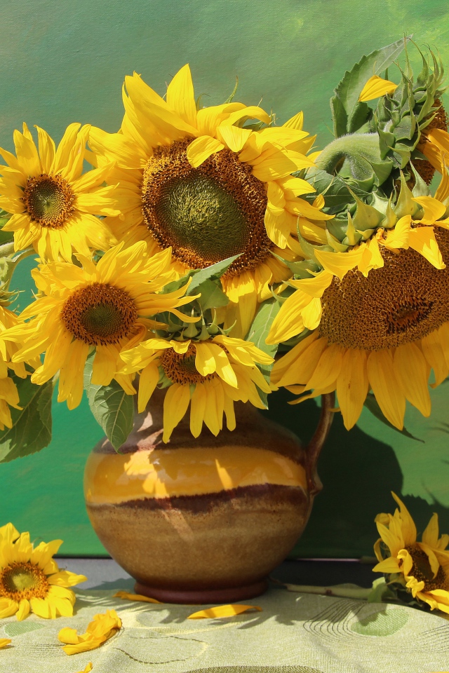 Букет подсолнухов в вазе на фоне стены