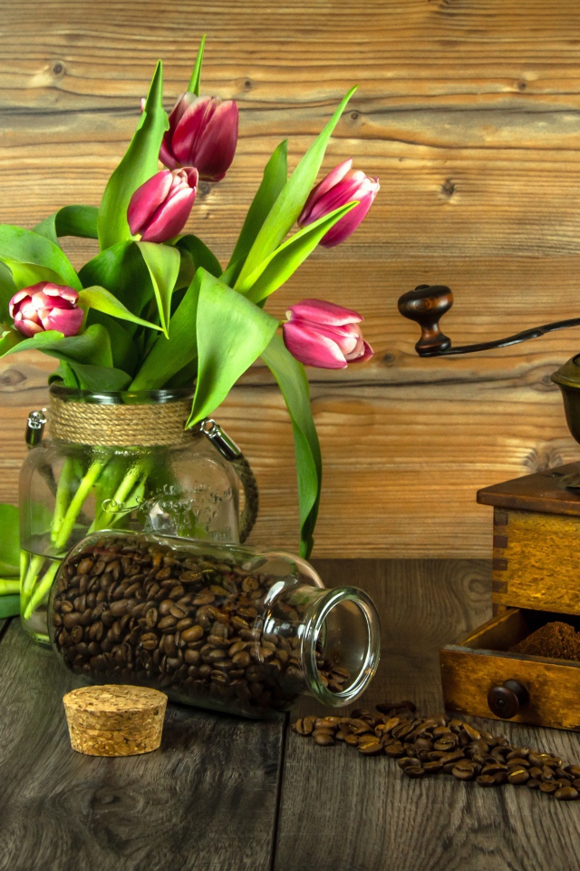 Букет тюльпанов на столе с кофе