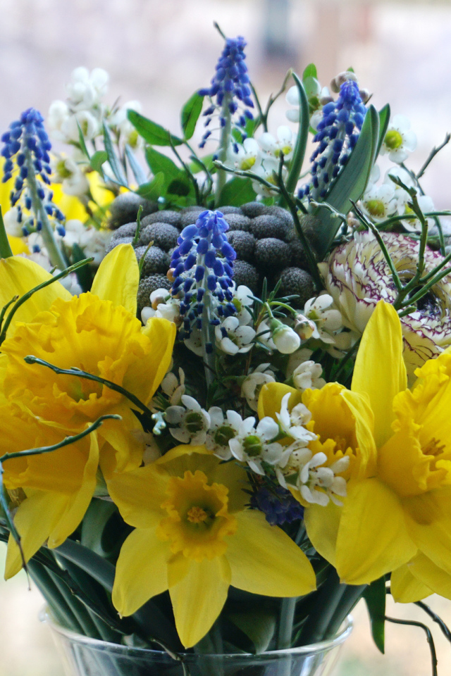 Букет желтых нарциссов с другими цветами в вазе