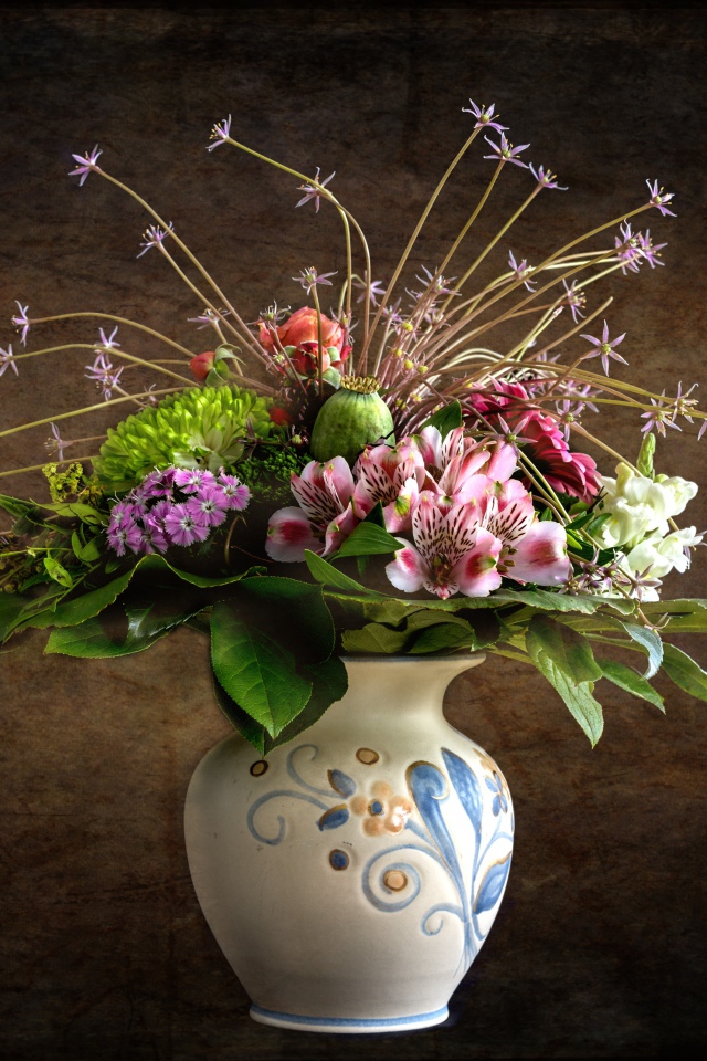 Милый букет в красивой вазе на фоне стены