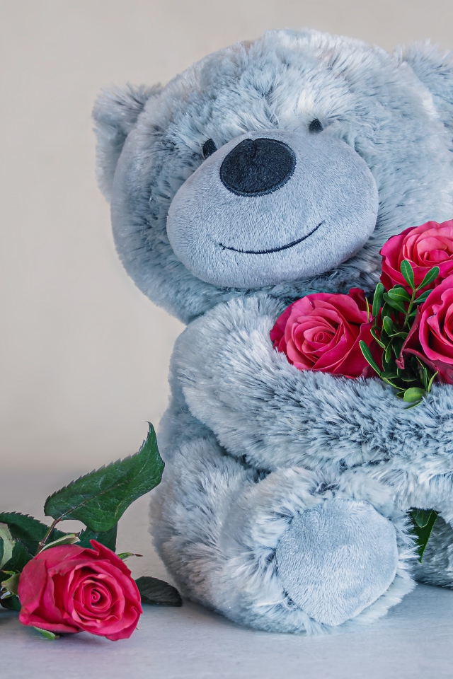 Серый медвежонок с букетом роз