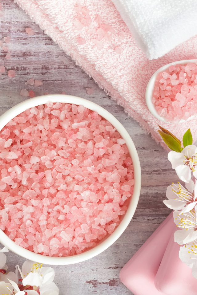 Розовая ароматная соль с цветами вишни