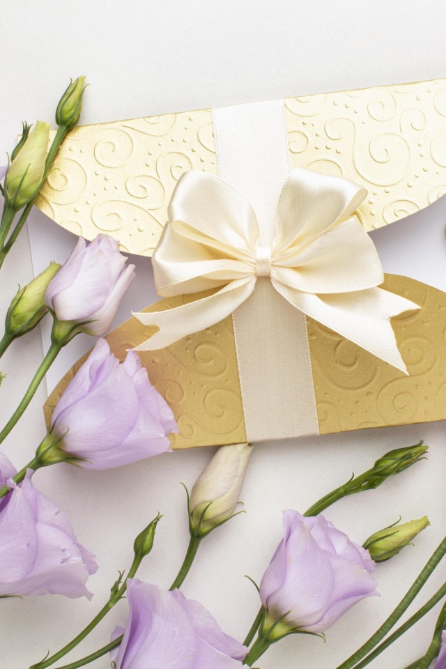 Фиолетовые цветы эустома с приглашением и обручальными кольцами