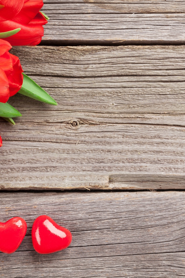 Красные тюльпаны на деревянном столе