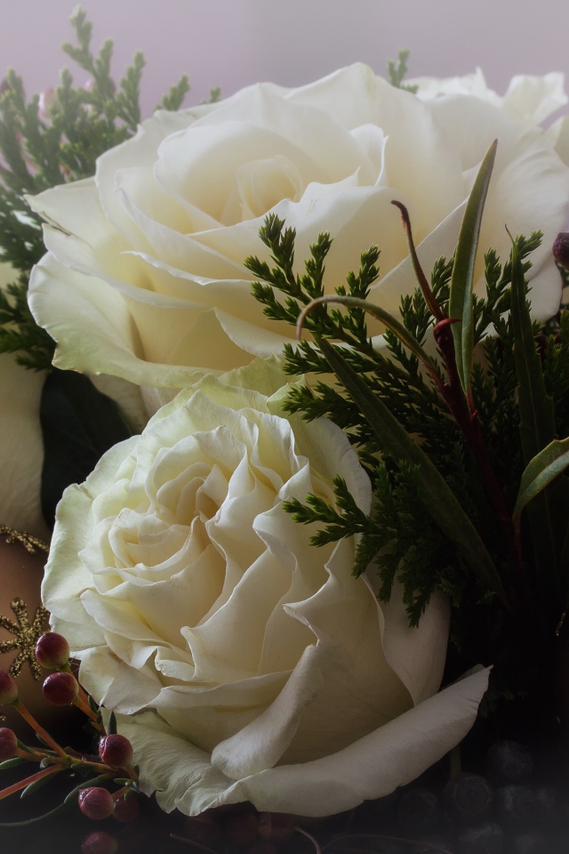 Белые розы с шариками и зелеными листьями 