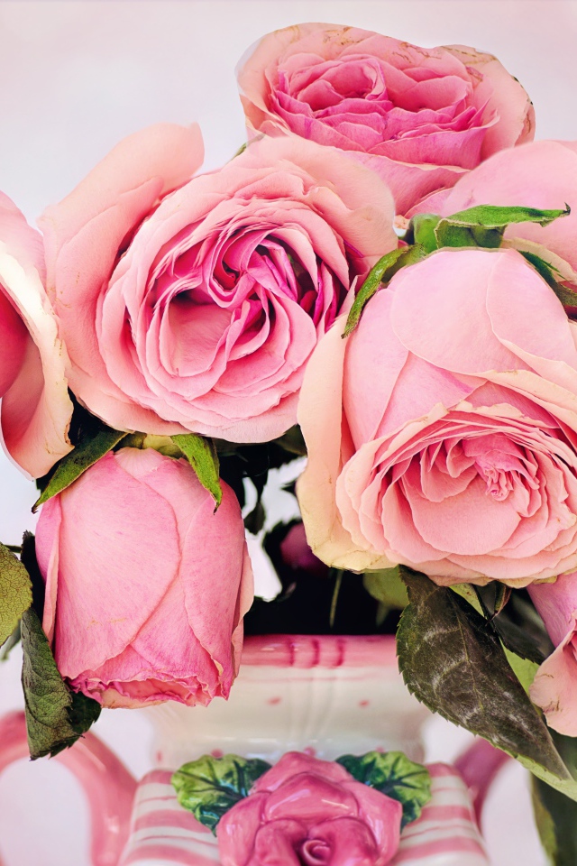 Увядшие розовые розы в вазе 