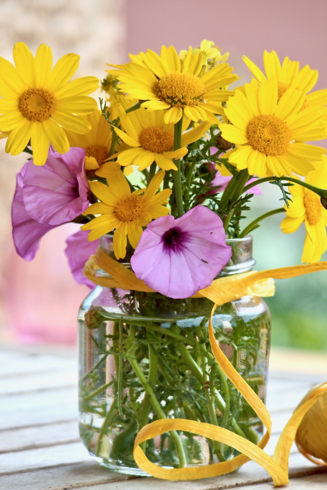 Желтые и розовые полевые цветы в вазе
