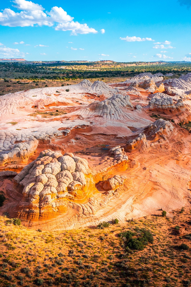 Красивый вид на соляные горы под голубым небом