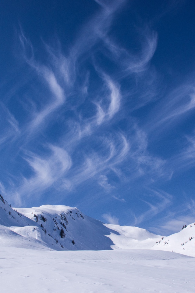 Красивое голубое небо над заснеженными горами 