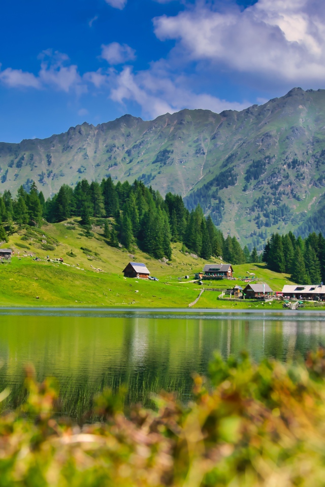Красивый пейзаж на горы и озеро и зеленые луга