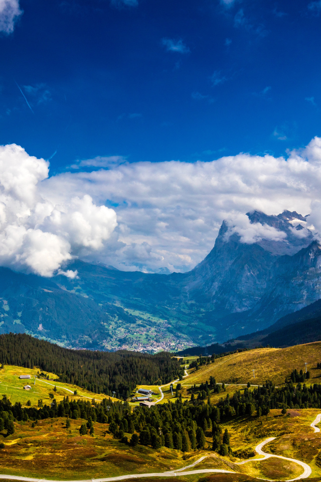 Красивый вид на горы под густыми белыми облаками