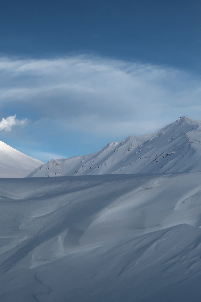 Красивые покрытые белым холодным снегом горы