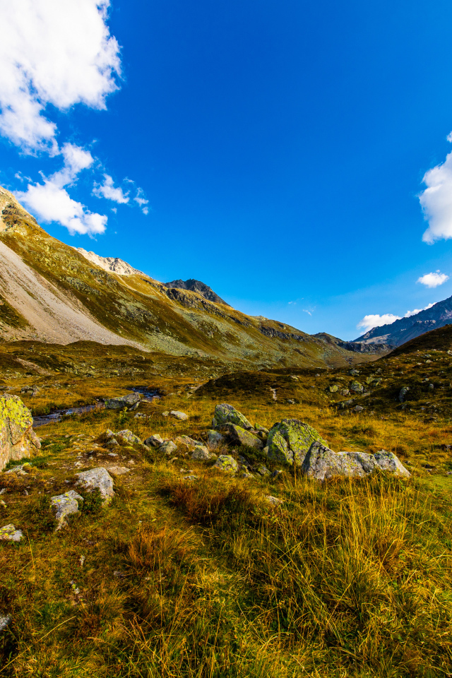 Красивые горы под ясным голубым небом летом