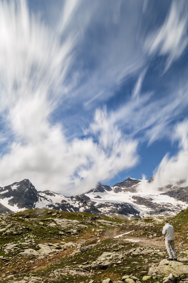 Красивое небо с белыми облаками над горой