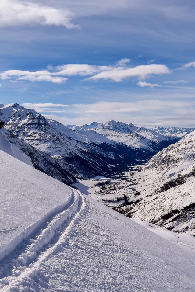 Красивые заснеженные вершины гор 