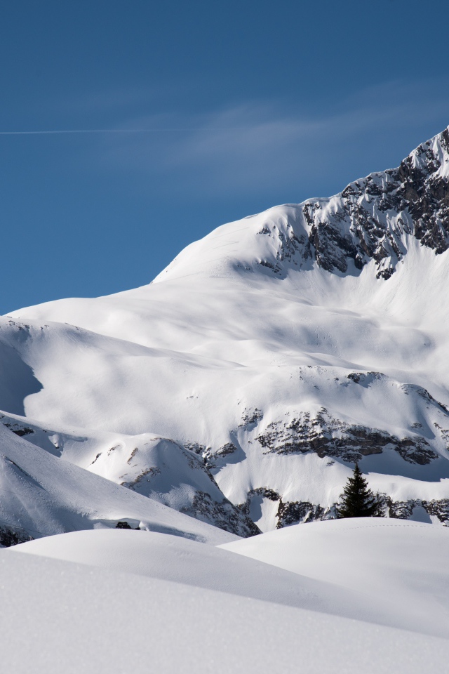 Красивые заснеженные горы под голубым небом 