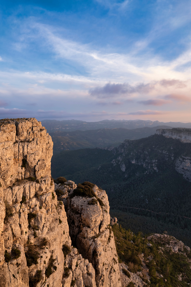 Красивый вид с высокого утеса в лучах солнца 
