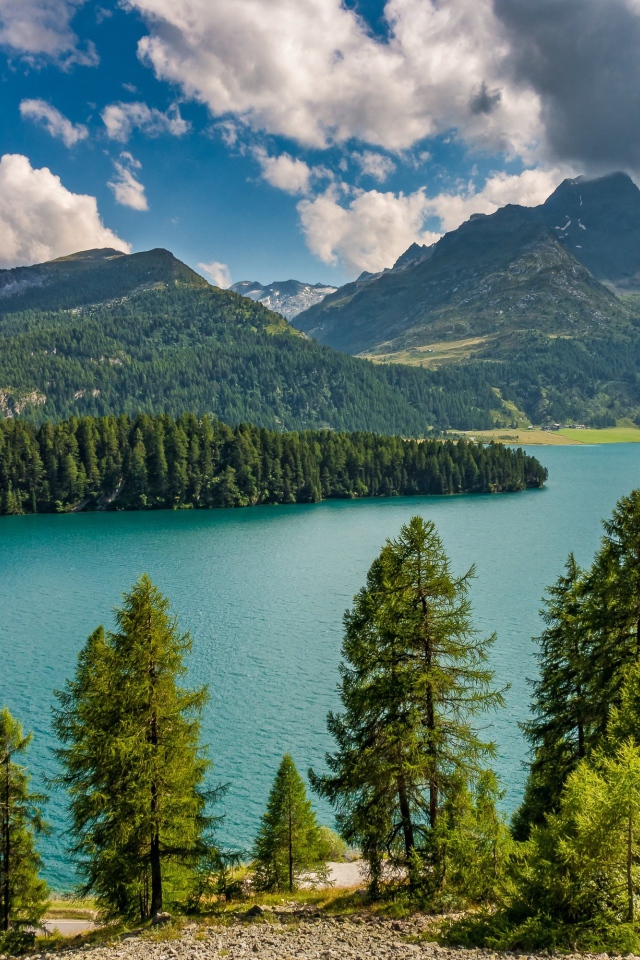 Красивый вид на горы и озеро под голубым небом