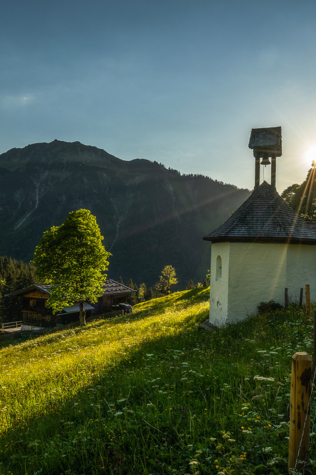 Красивый вид на покрытые зеленью горы в лучах солнца