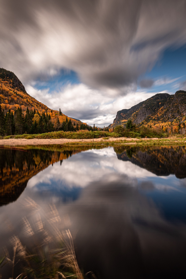 Красивый вид на горы у озера под небом 