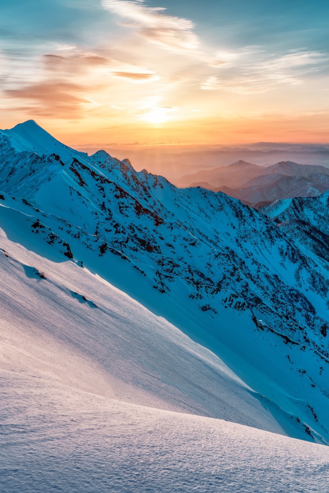 Красивый вид на заснеженные горы на рассвете