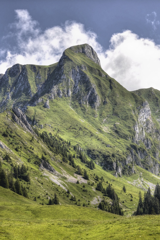 Большая зеленая гора под голубым небом