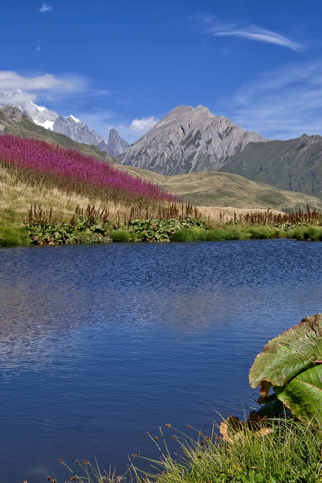 Яркое солнце над горами и озером