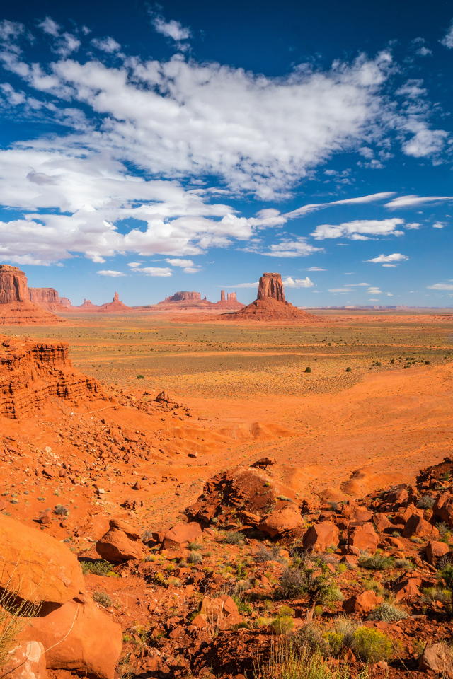 Глиняная гора под голубым небом