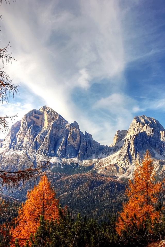 Вид на Доломитовые альпы  под голубым небом 