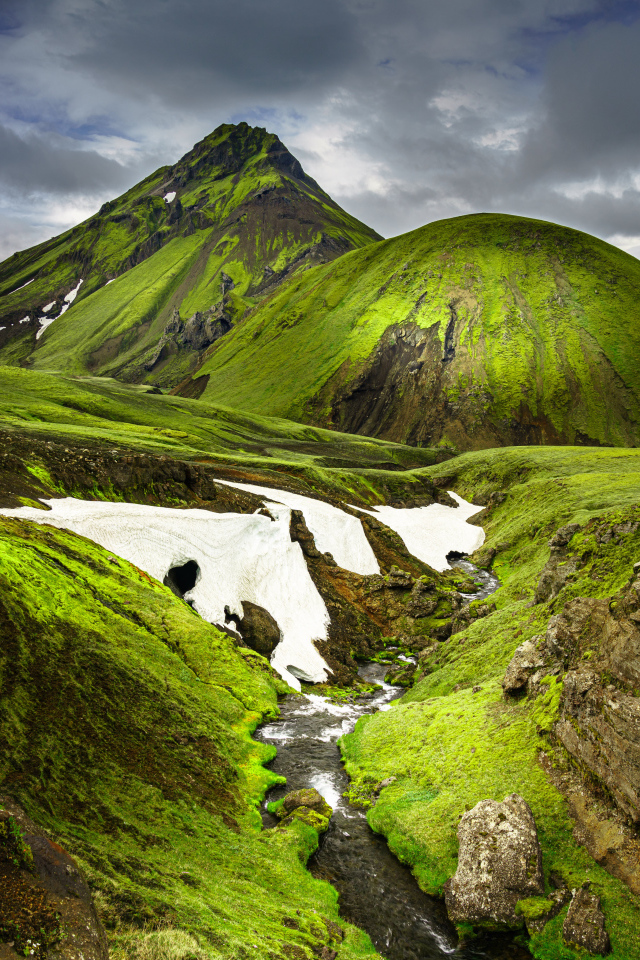 Покрытые зеленью горы в Исландии