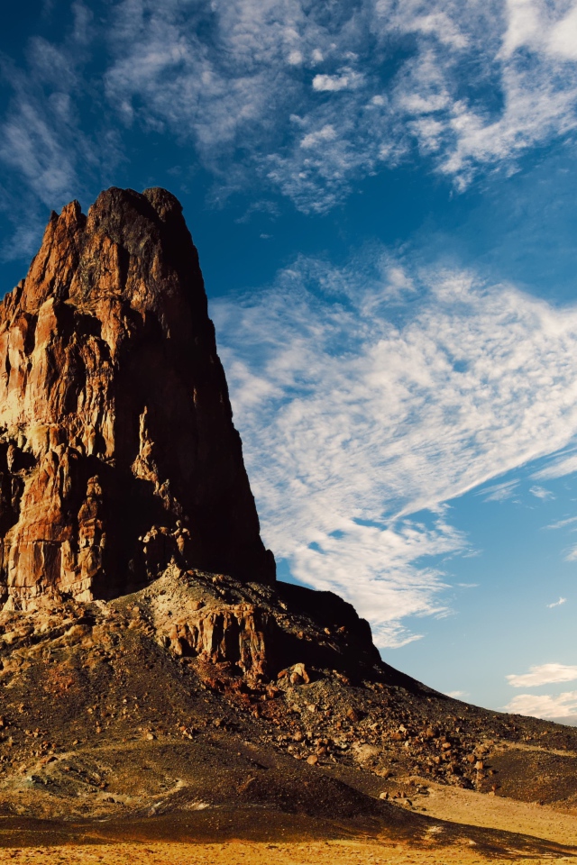 Высокая гора под красивым голубым небом
