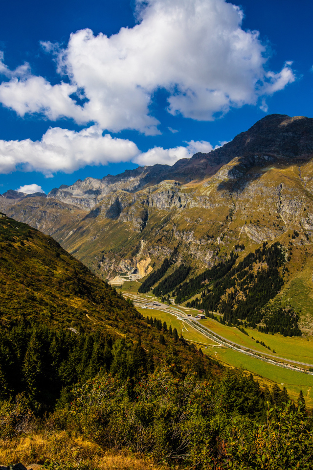 Высокие Швейцарские альпы под голубым небом 