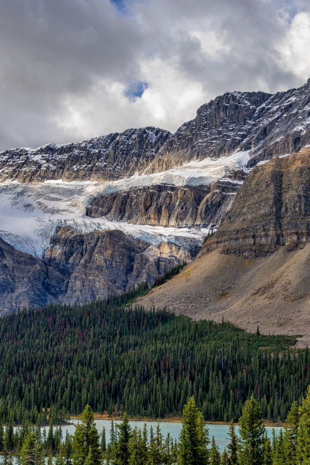 Большие каменные горы под пасмурным небом 
